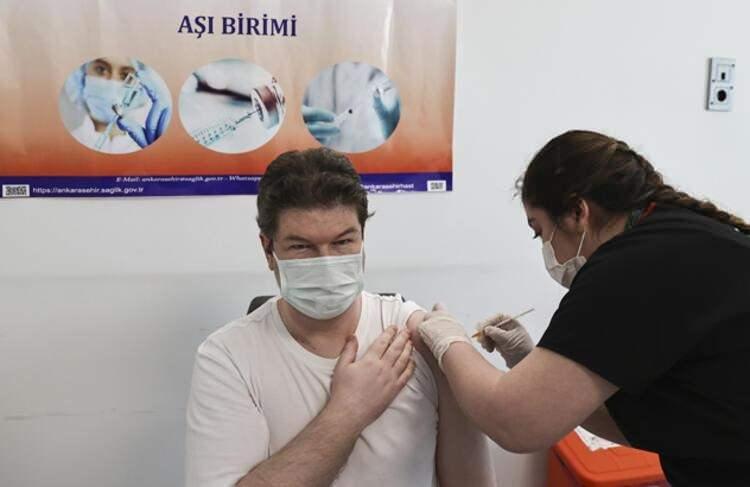 <p>SPUTNIK V AŞISI DA T&Uuml;RKİYE'DE&nbsp;</p>

<p>&nbsp;</p>

<p>Bu arada Koronavir&uuml;s ile m&uuml;cadelede Sinovac ve BioNTech&rsquo;in ardından Rus aşısı Sputnik V de devreye giriyor. Sputnik V aşısının ilk partisini taşıyan u&ccedil;ak d&uuml;n Ankara&rsquo;daki Esenboğa Havalimanı&rsquo;na indi.</p>
