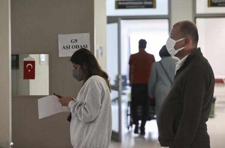 <p>HEDEF 1 MİLYON&nbsp;</p>

<p>&nbsp;</p>

<p>&Ouml;te yandan İstanbul'daki sağlık kuruluşlarında, yeni tip koronavir&uuml;s (Kovid-19) salgınıyla m&uuml;cadele kapsamında aşılamada &ouml;ncelikli gruba dahil edilen 40 yaş ve &uuml;zeri vatandaşların aşılanmasına da başlandı.</p>
