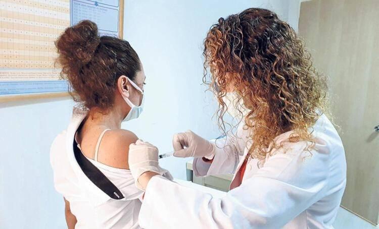 <p>Bakanlığın aşılama takvimine g&ouml;re sisteme tanımlanan 40 yaş ve &uuml;zeri vatandaşlar da bug&uuml;nden itibaren, randevu aldıkları sağlık kuruluşlarında aşılarını olabiliyor. Bu kapsamda, Prof. Dr. Feriha &Ouml;z Acil Durum Hastanesi'ne aşı olmaya gelenlerin yoğunluğu dikkati &ccedil;ekti.</p>

<p>&nbsp;</p>

