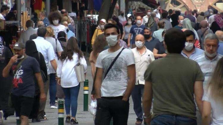 <p>Bu arada, aşılamada &ouml;ncelikli yaş grubuna dahil olan 57 yaşındaki Durak Tuna da iğne korkusu olmasına karşın eşinin elini tutarak Kovid-19 aşısını oldu. Tuna'nın eşi D&ouml;nd&uuml; Tuna, eşinin normalde iğne korkusu olduğunu, tahlil yaptıramadığını, ameliyat bile zor olduğunu anlattı.</p>

<p>&nbsp;</p>

<p>Buna rağmen eşinin aşı olduğuna dikkati &ccedil;eken Tuna, "Tabii ki halkın sağlığı, &ccedil;ocuklarımızın geleceği i&ccedil;in aşımızı olmaya geldik. Ben de aşımı oldum. İnşallah bu hastalık da bitecek, eski d&uuml;zenimize d&ouml;neceğiz.</p>

<p>&nbsp;</p>

<p>&nbsp;</p>
