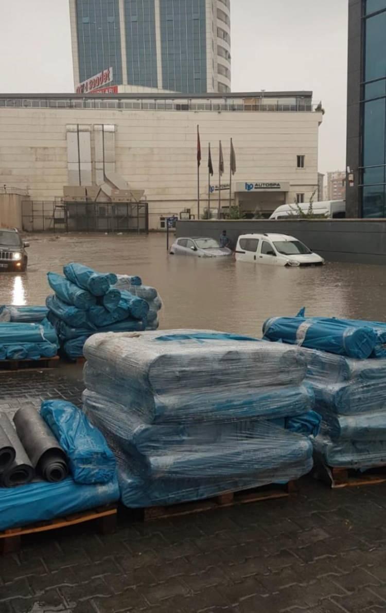 <p>Başkent'te şiddetli rüzgar ile birlikte etkili olan sağanak, yaşamı olumsuz etkiledi. Yağış ile birlikte bazı ilçelerde cadde ve sokaklarda su birikintileri oluşurken, bazı bölgelerde de taşkın meydana geldi. Yağış ile birlikte bazı ev ve iş yerlerini de su bastı. </p>
<p> </p>