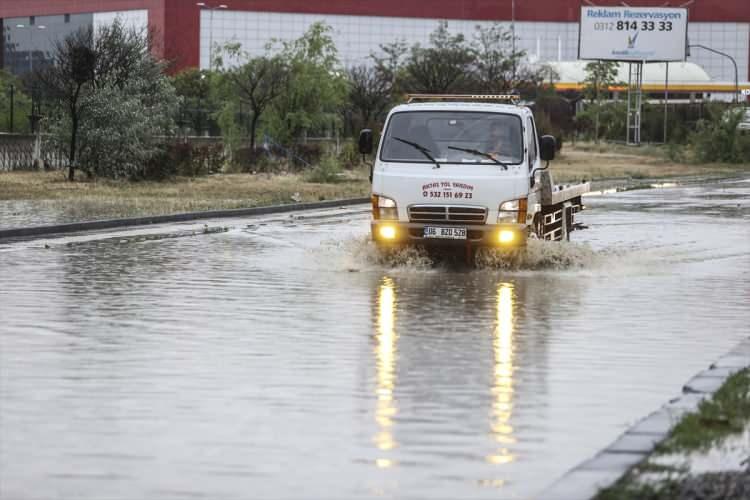 <p>Hasar tespit çalışmalarının sürdüğü, su baskınından etkilenen iş yerlerinde büyük hasar oluştuğu belirtildi.</p>