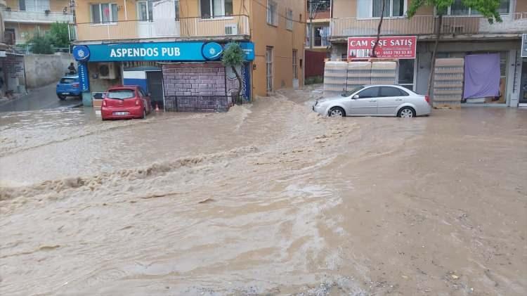 <p> İzmir'in Bayraklı ilçesinde etkili olan sağanak bazı bölgelerde su baskınlarına neden oldu.</p>
<p>Kentte akşama doğru kuvvetli yağış başladı. Yağmura hazırlıksız yakalanan vatandaşlar kapalı alanlarda sağanaktan korunmaya çalıştı.</p>
<p> </p>