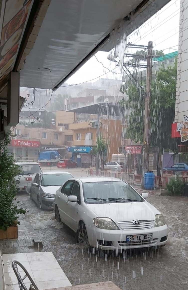 <p>Özellikle Çay Mahallesi'ndeki 2100. Sokak'ta yağmur nedeniyle su birikintileri oluştu, trafikteki bazı araçlar yolda kaldı.</p>
<p> </p>