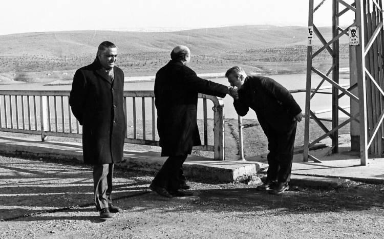 <p>Başbakan Süleyman Demirel, Ankara'daki yapımı tamamlanan Bayındır Barajı'nda incelemelerde bulundu.</p>

<p>1 Ocak 1965<br />
 </p>

