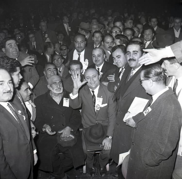 <p>Adalet Partisi İkinci Büyük Kongresi Büyük Sinemada toplandı.Süleyman Demirel 1072 oy alarak genel başkan seçildi. Sadettin Bigiç 552, Tekin Arıburun 39 oy aldı. Aday olmayan Ali Fuat Başgil'e 4 oy çıktı.</p>

<p>27 Kasım 1964</p>

