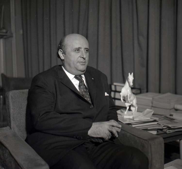 <p>AP Genel Başkanı ve Başbakan Süleyman Demirel, parti genel merkezindeki odasında.</p>

<p><br />
1 Ocak 1965</p>
