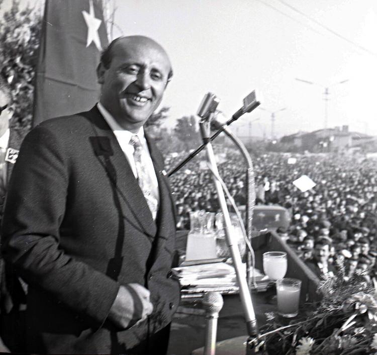 <p>1965 genel seçimleri öncesi, AP'nin Hipodrom meydanında düzenlediği son mitinge katılan AP Genel Başkanı Süleyman Demirel bir konuşma yaptı.</p>

<p> </p>
