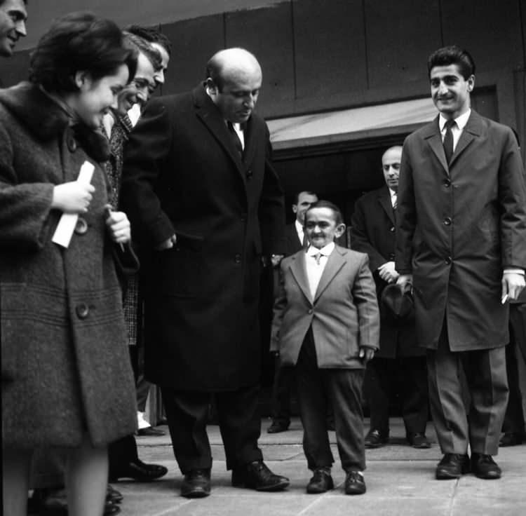 <p>95 Santim Boyunda, 39 Yaşındaki İsmail Baltacı, Gazetecilerle Birlikte Beklediği Başbakan Süleyman Demirel'den İş İstedi. Demirel Yardımcı Olacağı Vaadi İle 50 Lira verdi.<br />
<br />
16 Aralık 1965</p>