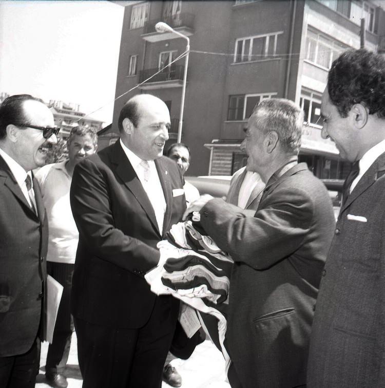 <p>Başbakan Süleyman Demirel, bazı kuruluşlarda inceleme yaptı. Demirel'e Devlet Bakanı Cihat Bilgehan ile İçişleri Bakanı Faruk Sükan da, refakat etti.</p>
<p>1 Ocak 1966</p>