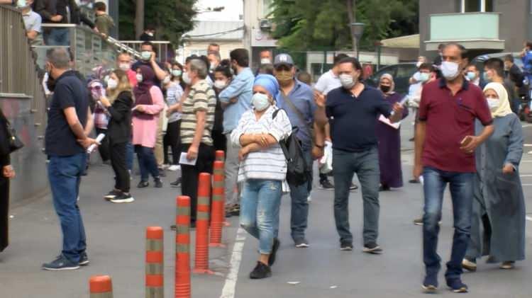 <p>Aşı olmaya gelen Mehmet Yarıcı ise "Aşımızı olduk, çok şükür. Randevu aldık. Herkes sisteme yüklendiği için sistem çökmüş. Yoğunluk var. O yüzden sıradan alıyorlar ama çabuk ilerliyor. Çıktım, işime gidiyorum, şoförlük yapıyorum. Yaşım 47. Şu an için bir etki yok, herhangi bir şey hissetmedim" ifadelerini kullandı.</p>

<p> </p>

<p> </p>
