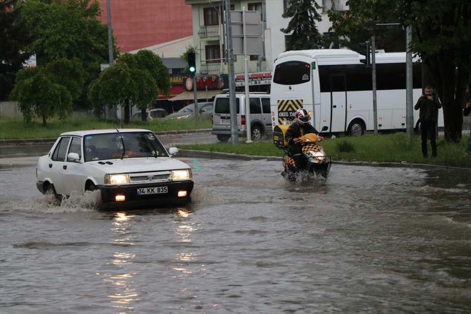 <p>​​​​​​​Kocaeli'de sabah saatlerinde etkisini artıran sağanak nedeniyle cadde ve sokaklarda su birikintileri oluştu.</p>

<p> </p>
