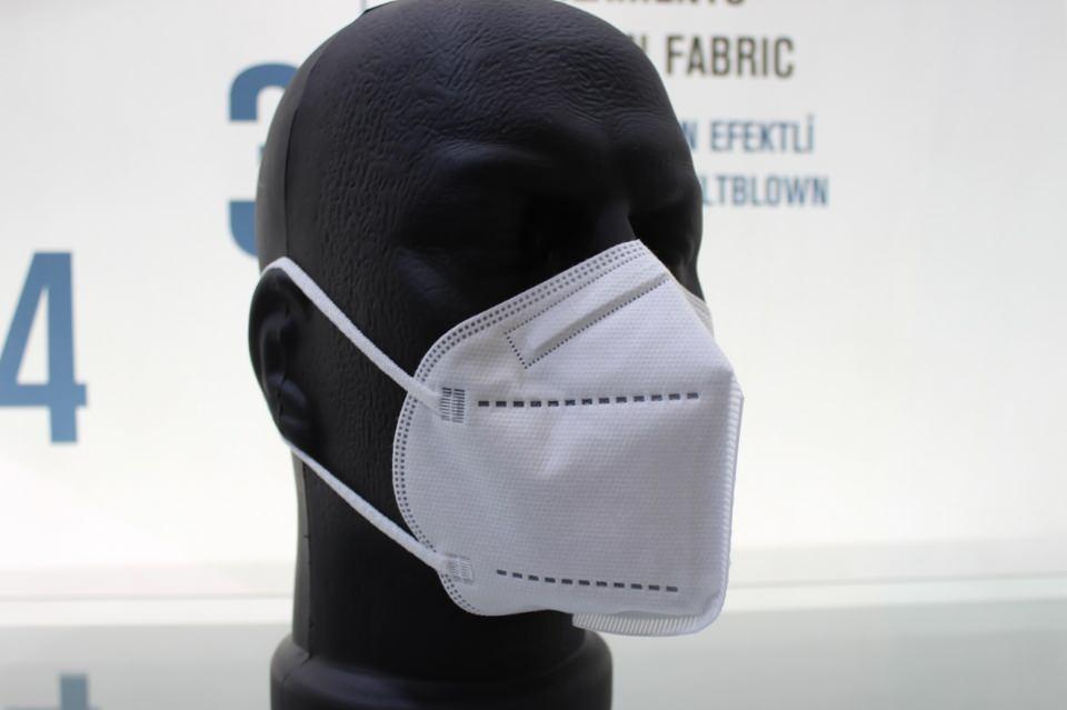 <p>Çin’de fuar işleriyle uğraşırken pandemi patlayınca memleketi Gaziantep’e giderek maske üretim tesisi kurduğunu anlatan Kutlar, “Pandemi sürecinde uçak kargolarla makineleri, memleketim Gaziantep’e getirterek, 2 bin metrekare alan üzerine N95 maske üretim tesisi kurduk. </p>
