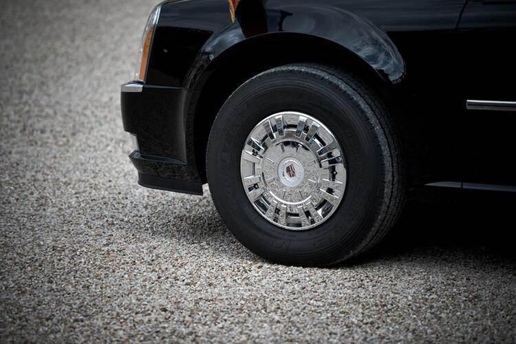 <p>Diğer taraftan, başkanlık otomobiliömrünün sonuna geldiğinde, ABD Gizli Servis ajanları, üretim ve zırh sırlarını korumak için arabayı yok ediyor.</p>