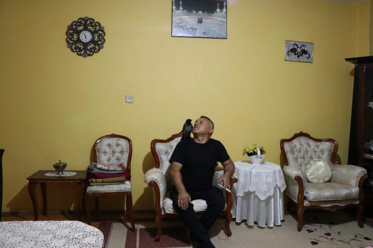 <p>Kuşu evine getiren Çolak, eşi ve oğluyla yaralı kargayı tedavi etti.</p>

<p>Şırıngayla beslediği kuşa "Arap" ismini veren Çolak, işten arta kalan tüm zamanını kargayla geçiriyor.</p>

<p> </p>
