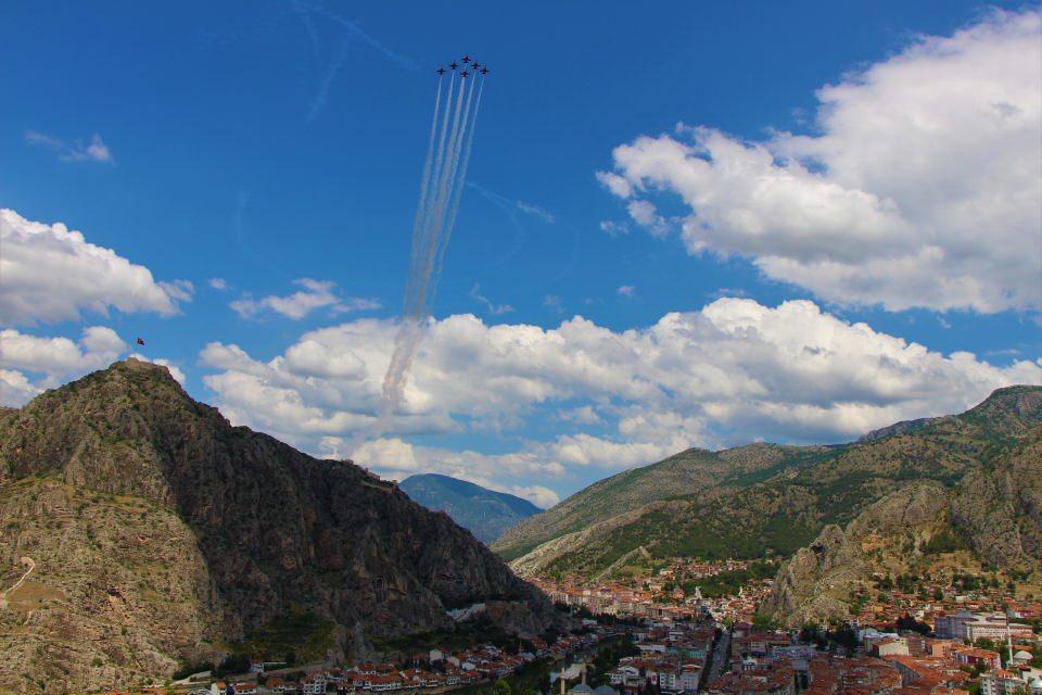 <p>Türk Hava Kuvvetleri'nin akrobasi timi "Türk Yıldızları" Amasya'da selamlama uçuşu gerçekleştirdi. Gökyüzüne çizilen ay-yıldız izleyenleri gururlandırdı.<br />
 </p>
