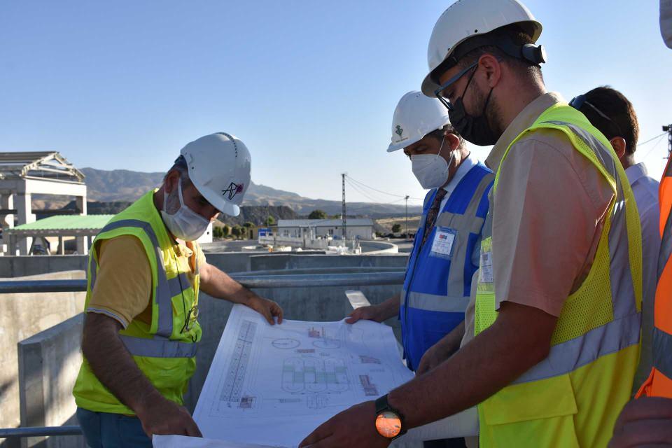 <p>Nerdüş Deresi'nin kömür ocaklarından dolayı kirlenmesi nedeniyle sulamada sıkıntı yaşadıklarını anlatan Alınak, tesis sayesinde arıtılmış temiz suyu tarımsal alanlarda kullanabileceklerini, aynı zamanda çamurunu da gübre olarak değerlendirebileceklerini söyledi.</p>
<p> </p>
