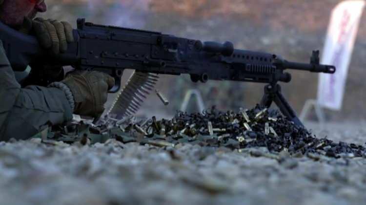 <p>Hızlı değiştirilebilir namlu (QCB) ile kesintisiz atış<br />
İlk kez görücüye çıkan silahların özelliklerini sıralayan Özadalı, “SAR-762-MT mayonla çalışan 7,62 ağır makinalı dediğimiz bir tüfektir. Bu tüfekler platform veya araç üzerine takılabilen bir üründür. Ağırlığı 12 kilogram ve dakikada 700 atış yapabilmektedir. </p>