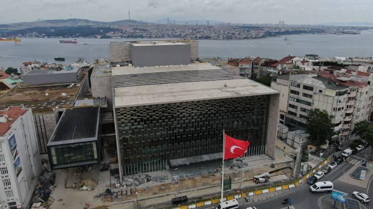 <p>Yeni binanın en üst katında ise bir restoran yapılacağı öğrenildi. Yeni AKM'nin 2019'un ilk çeyreğinde tamamlanması planlanıyor. </p>