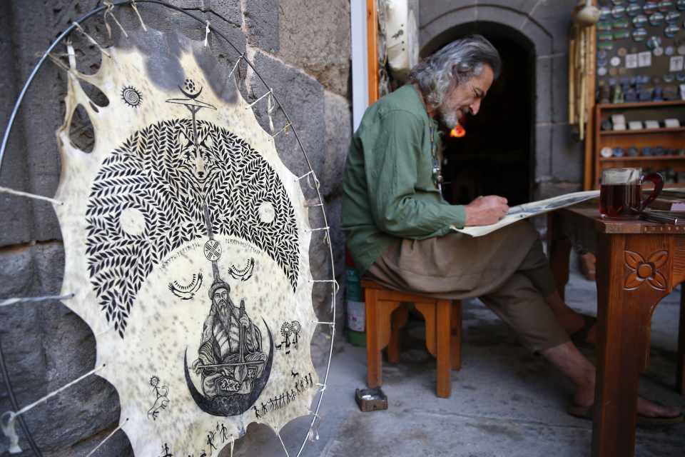 <p>Gençlik yıllarında makine torna ve tesviye işine başlayan Ayyıldız, hobi olarak babasının mesleği halı motifi çizimine de ilgi duydu.<br />
</p>
