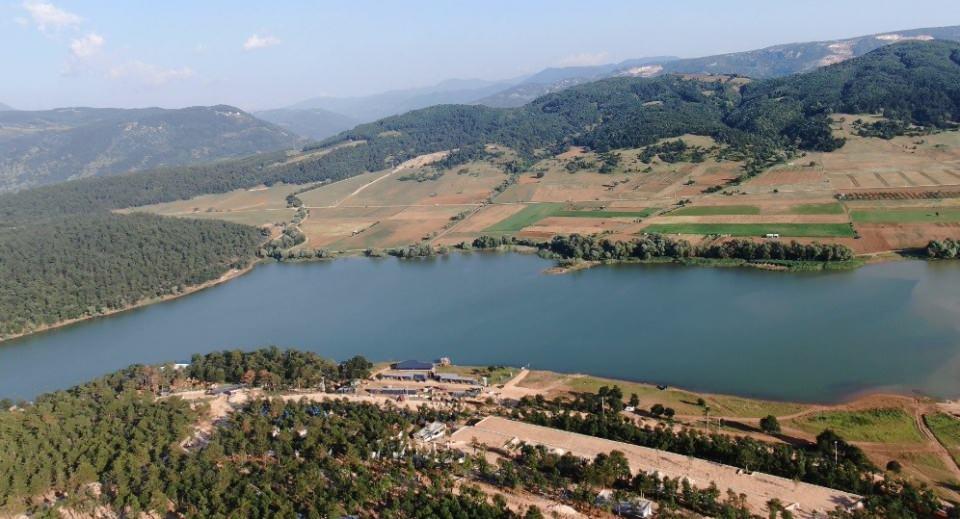 <p>Biz de Rota 16 Turizm olarak ihaleye katıldık. Türkiye’deki en yüksek kira bedelini ödeyerek A tipi mesire alanını 29 yıllığına kiralayarak bu projeye start verdik. Projenin toplamda 120-150 milyon TL bandında tamamlanacağını öngörüyoruz. </p>