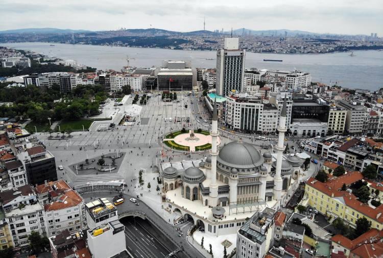 <p>Temeli, 10 Şubat 2019 tarihinde atılan yeni Atatürk Kültür Merkezi'nde sona yaklaşıldı. AKM’nin tamamlanan ön cephesi ve inşaatın son durumu havadan görüntülendi.<br />
 </p>
