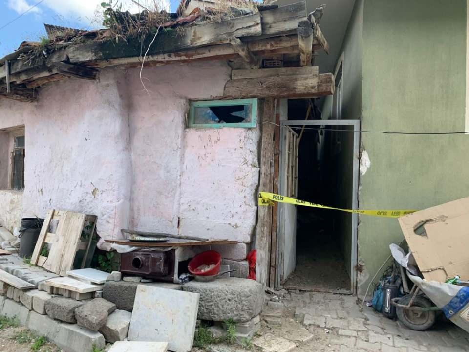 <p>Afyonkarahisar'ın İscehisar ilçesinde bir eve baskın düzenleyen polis, kaçak kazı yapan 7 kişiyi gözaltına aldı. Şüphelilerin, evin altına tünel kazıp tarihi eser ve sütunların bulunduğu yer altı şehrini ortaya çıkardığı belirtildi.</p>
<p> </p>