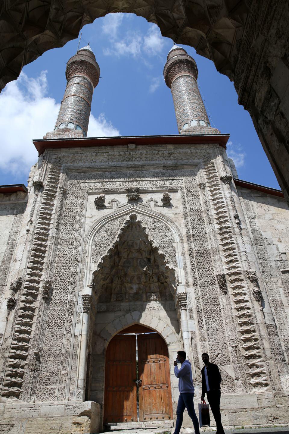 <p>Anadolu Selçuklular döneminde Sahip Ata Fahreddin Ali tarafından 1271 yılında yaptırılan, taç kapı üzerinde yükselen tuğla örgülü iki minaresindeki mavi çinilerle ön plana çıkan Gökmedrese ile Selçuklu dönemine ait, Kızılırmak üzerindeki Kesik Köprü ve Eğri Köprü de Sivas'ın tarihi zenginliğini gözler önüne seriyor.</p>
<p> </p>