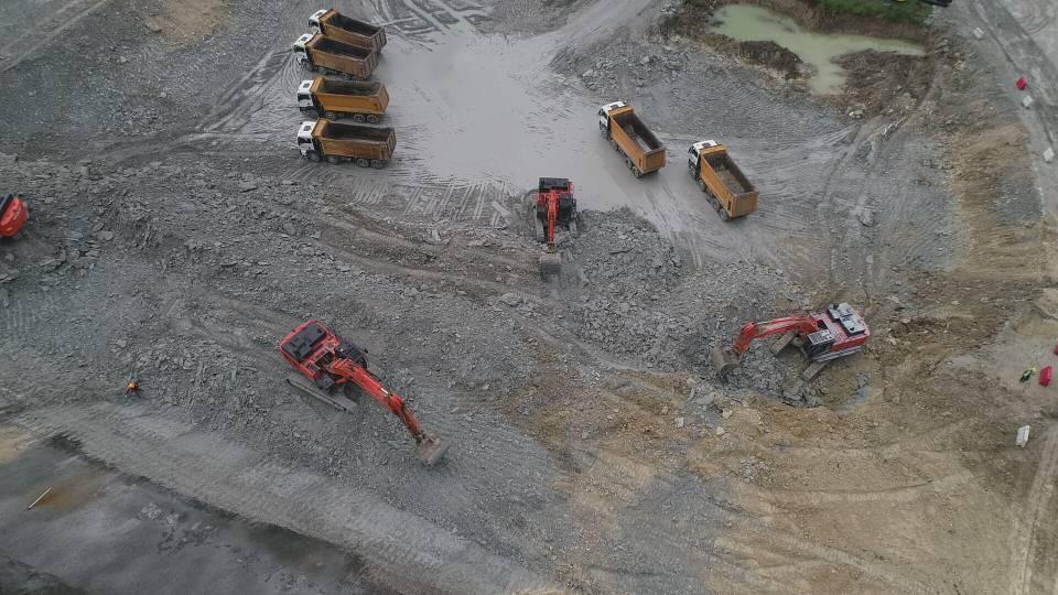 <p>Törene 2 gün kala hazırlıklar aralıksız devam ediyor. Bir taraftan köprü için kazı çalışmaları devam ederken diğer taraftan da şantiyeye tören alanı kuruldu. Çalışmalardaki son durum havadan görüntülendi.</p>
