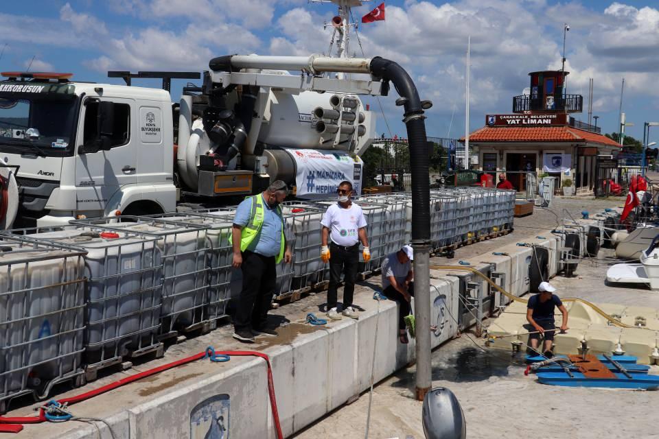 <p>Çanakkale'de, müsilaj temizleme çalışmalarının başladığı 8 Haziran'dan bu yana 428 metreküp müsilaj toplandı. Çanakkale Boğazı'nda denizin altında, müsilaj yoğunluğundan dolayı görüş mesafesi düşük.</p>

<p> </p>
