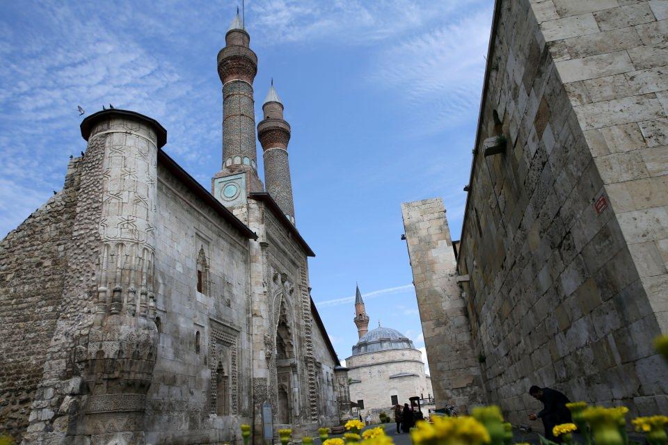 <p>Salgın, insanların turizm anlayışında çok bir değişiklik yarattı. Deniz ve çok yıldızlı otel bakışından daha çok butik, doğal ve kültürel turizm şekline döndüğünü de görüyoruz. Salgın sonrası çok büyük bir turizm beklentisi var. İnsanlar 15 aylık bir travma yaşadı, bunu da daha çok doğa turizmi ve sakin şehirlerde atacaklarını düşünüyorum. Karavan turizmi çok ön plana çıkmaya başladı ve ilimizde de bunun altyapısını oluşturuyoruz.</p>
<p> </p>