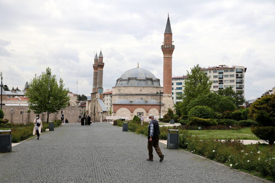 <p>Ayhan, Divriği ilçesinde de Cam Teras ve Seyir Alanları Projesi ile Arasta Projesi'nin hizmete sunulacağını belirtti.</p>
<p> </p>
