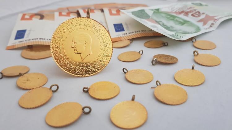 <p>Gram altın fiyatında da yükseliş trendinin sonlandığı, 49 - 492 lira arasında denge arayışına girildiği görülüyor. Haziran ayının başında 520 lira seviyesinin kırılmasıyla başlayan düşüş trendi gram altın fiyatı üzerinde etkili oluyor. Fibonacci düzeltme seviyelerine bakıldığında gram altın için önemli olan bölge, 61,8’e denk gelen 488 lira olarak gözüküyor. </p>
