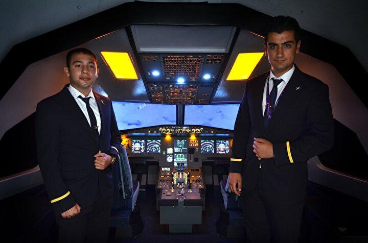 <p>Alyaz, simülatörü sipariş sonrası 12 ayda tamamlayıp teslim ettiklerini anlatarak, "Bu simülatörde, gerçek bir Airbus A-320 uçağının birebir boyutlarında kokpiti var. Altında da fiziksel hareketleri verebilen bir stewart (robot) platform var. Bu onu üst düzey bir simülatör yapıyor. Kokpitin içinde eğitmen hoca, uçağın istediği zaman motorunu bozabilecek, kuş sürüsü gönderebilecek, değişken hava şartlarını uygulayabilecek. Pilot adayı uçuş anında yaşayabileceği olumsuz senaryoların hepsini içinde yaşayacak." ifadelerini kullandı.</p>
