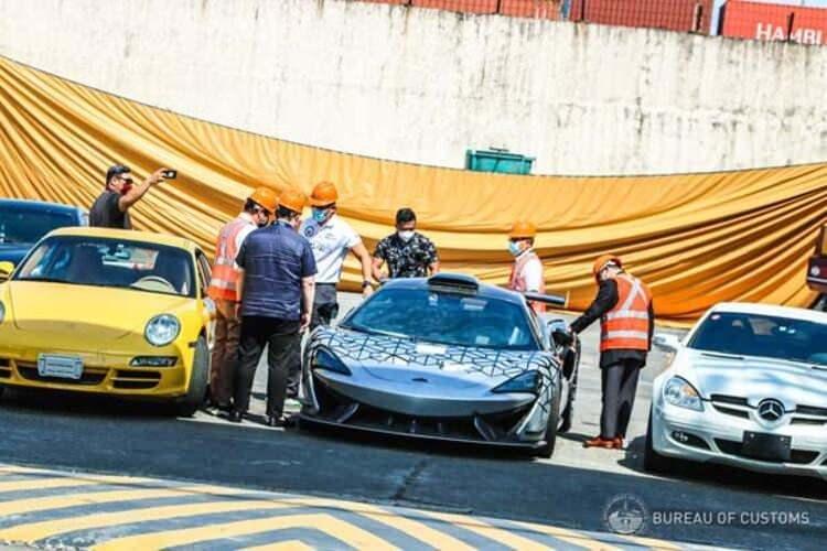 <p>Filipinler Gümrük İdaresi tarafından dört gün önce gerçekleştirilen bu etkinlik, her ne kadar daha az "yıkıcı" olsa da, sınırlı sayıda üretilen McLaren 620R otomobilin tavanının ezildiği anlar son derece dokunaklıydı.</p>
