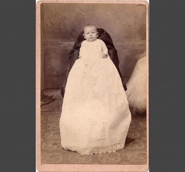 <p><strong>BEBEK FOTOĞRAFÇILIĞI</strong></p>

<p>19. yüzyılda fotoğraf popüler hale geldi ve pek çok kişi özellikle bebekleri için fotoğraf çekmek istedi. Ancak, söylemesi yapmaktan daha kolaydı. Bebekler kendi başlarına oturabiliyorlarsa hareketsiz durmayı sevmezler, bu yüzden fotoğrafçılar akıllı bir çözüm buldular. Fotoğrafta gördüğünüz, oldukça uzun bir frak giymiş bir bebek, ama göremediğiniz şey, onun altında saklanan, onu hareketsiz tutan annesi.</p>

<p> </p>
