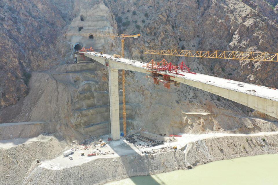 <p>Barajda 558 megavat kurulu güce sahip santralle 2,5 milyon kişinin elektrik ihtiyacı karşılanabilecek. Türk mühendislerce inşa edilen baraj, ülke ekonomisine yıllık 2 milyar TL katkı sağlayacak.</p>
<p> </p>