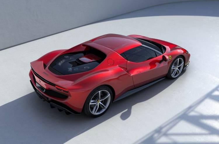 <p>Araçtaki benzinli motor tek başına 654 beygir güç üretirken, elektrik motoruyla birlikte bu güç 830 beygir ve 740 Nm'ye çıkıyor.</p>
<p> </p>