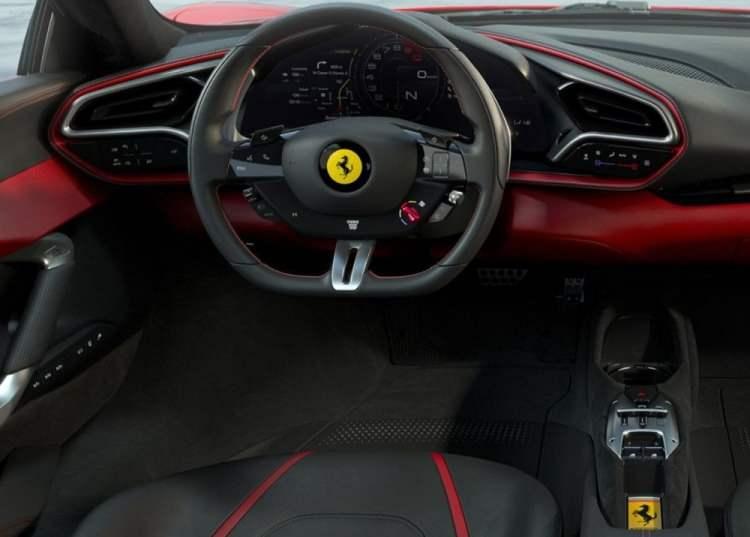 <p>Ferrari bu araçta da diğer modellerinde kullandığı 8 ileri şansımana yer vermiş. </p>