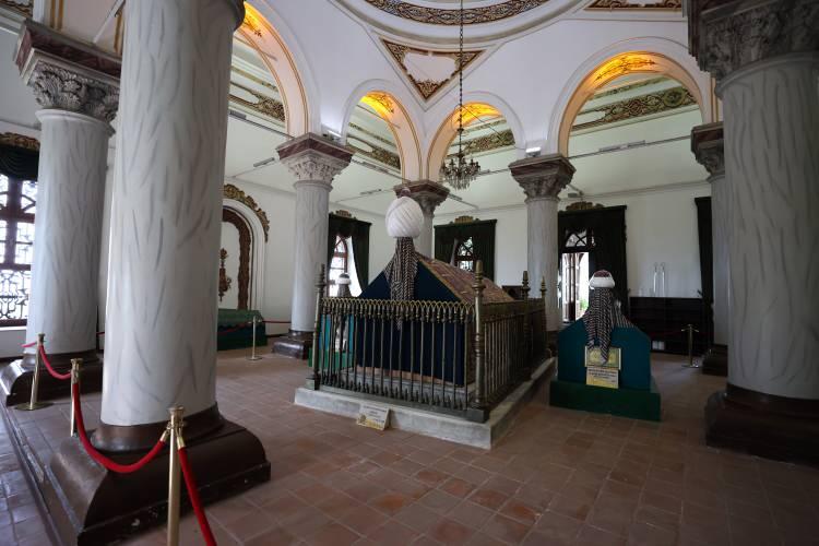 <p>I. Murad'ın vakıflar yaptığını, Bursa'nın imarına önemli katkılar sağladığını ifade eden Sevim, şunları kaydetti:</p>

<p>"Bursa'ya Bey Sarayı'nı yaptırmıştır. I. Murad'ın meşhur lakabı 'Hüdavendigar', diğer lakabı da 'Bey'dir. Bey Sarayı'nın hemen karşısına cami yaptırdı. O camiye I. Murad'ın şehit olması sebebiyle 'Şahadet Camisi' ismi verildi. Bursa'nın şehir içindeki yapısını ekonomik açılıma müsait olacak şekilde şehir dışına taşıdı.</p>
