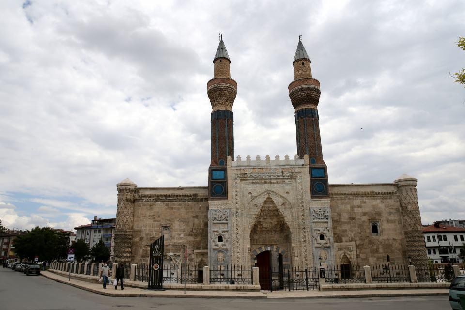 <p>Selçuklu ve Osmanlı dönemine ait çok sayıda tarihi eseri bünyesinde barındıran Sivas, adeta açık hava müzesini andırıyor.</p>

<p> </p>
