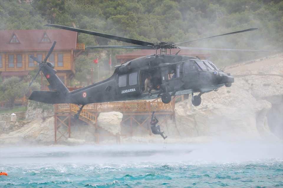 <p>Foça Jandarma Komando Okulunda İhtisas Konular Kurulunda görevli Astsubay Kıdemli Başçavuş Gürcan Ordu, AA muhabirine, kursun önemine ilişkin şu ifadeleri kullandı:<br />
"Jandarma Komando İhtisas Kursunda eğitim gören komandolar, yurt içinde ve dışında her türlü arazi ve iklim şartlarında, bina, kara, hava, demiryolu taşıtlarında özel operasyonları planlama ve icra edebilme kabiliyetine sahip olmaktadır. </p>
