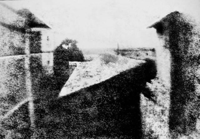 <p><strong>ŞİMDİYE KADARKİ İLK FOTOĞRAF</strong><br />
<br />
Bu bulanık görüntünün bir fotoğraf olduğunu düşünmeyebilirsiniz, ancak var olan en eski fotoğraf olarak kabul edilir. 1826'da ünlü Fransız fotoğraf öncüsü Joseph Nicéphore Niépce tarafından yapılmıştır. Bugün fotoğraf dediğimiz şey olmayabilir, çünkü sekiz gün boyunca güneş ışığına maruz kalan kalaylı bir levhadan sertleştirilmemiş asfalt alanlarını kaldırdığınızda elde ettiğiniz şey budur.</p>
<p> </p>
<p> </p>