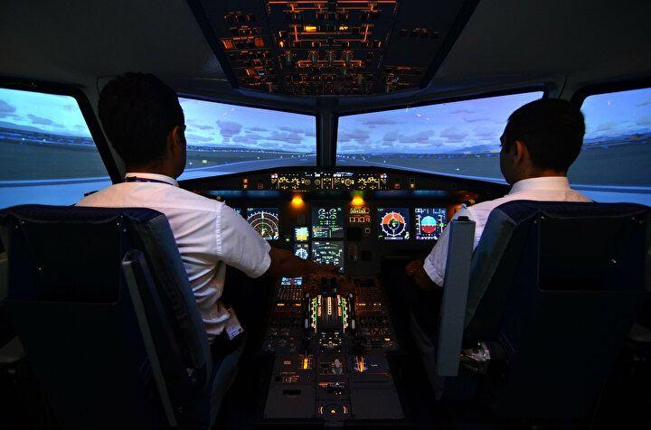 <p>"Uçuş okullarında pilotaj eğitimine başlayan öğrenciler, gerçek bir uçakta yaşanabilecek olumlu ya da olumsuz tüm senaryoları deneyimlemek, el becerilerini hızlandırmak için böyle bir simülatörde eğitim alıyor. Bu simülatör daha önce ülkemizde üretilmiyordu. Bu Türkiye'de bir ilk. Simülatör, 2,5 yıllık bir çalışmanın sonucunda ortaya çıktı. Ar-Ge ve üretim sürecinde devletten KOSGEB desteği aldık."</p>

