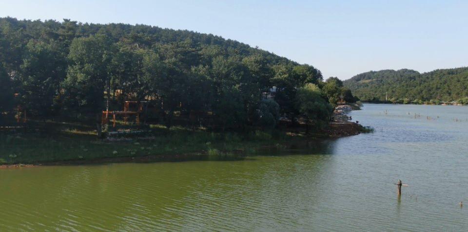 <p>Osmanlı’nın ilk başkenti yeşil Bursa’da da Türkiye’nin en büyük açık hava yaşam merkezinin tesis edilmesi için başlatılan ve Bursa’nın Nilüfer ilçesi sınırlarında bulunan Dağyenice Göleti kenarında inşa edilen Nefes Dağyenice Projesi, toplam 327 dönüm üzerinde yükseliyor.</p>

<p> </p>
