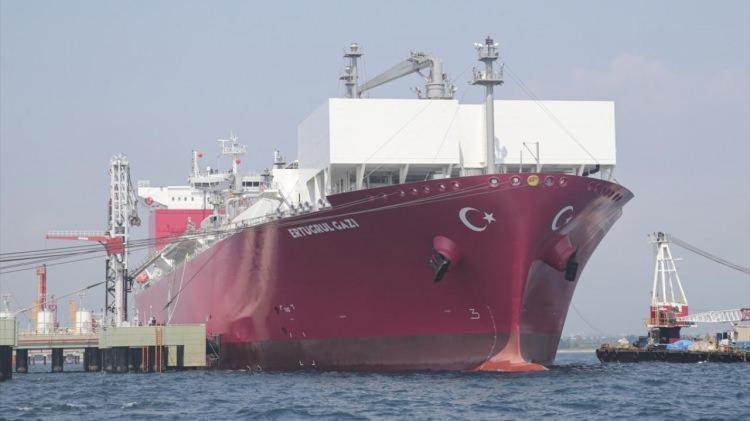 <p>BOTAŞ'ın günlük 37 milyon metreküp kapasiteli Marmara LNG Terminali'nin yanı sıra, yine İzmir Aliağa'da yer alan Egegaz LNG Terminali de sisteme günlük 40 milyon metreküp doğal gaz verebiliyor. Böylece, Türkiye’deki LNG ve FSRU tesisleriyle sisteme verilebilen günlük doğal gaz kapasitesi 133 milyon metreküpü buluyor.</p>

<p> </p>
