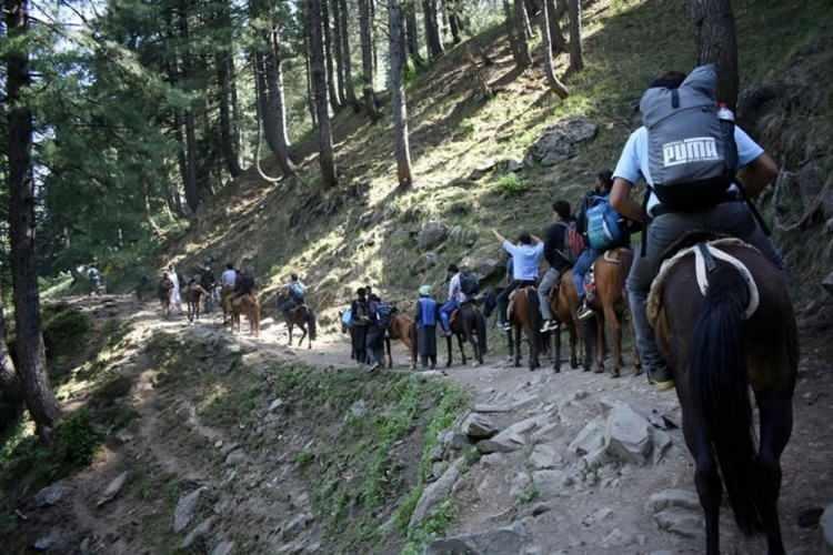 <p>Sağlık çalışanları, 10 Haziran 2021'de Keşmir'in güneyindeki Anantnag’ın Pahalgam yakınlarındaki Lidderwat'ta aşı uygulamak için zorlu yollardan geçerek bölgeye ulaşmaya çalışıyor.</p>

<p> </p>
