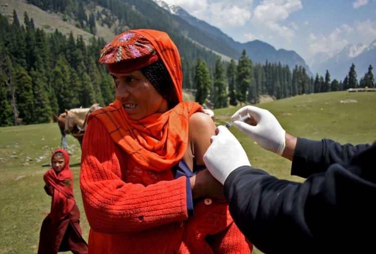 <p>Keşmir'in güneyindeki Anantnag semtindeki Lidderwat'ta çobanlık yapan bir kadın, 10 Haziran 2021'de bir doz corona virüs aşısı olurken görüntüleniyor.</p>

<p> </p>
