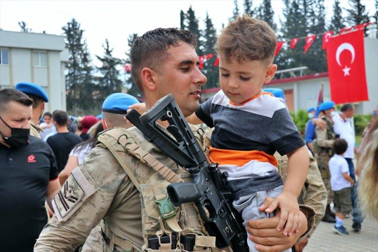 <p>Komando andının okunmasının ardından aileleriyle vedalaşan askerler, Suriye'deki üs bölgelerine uğurlandı.</p>
