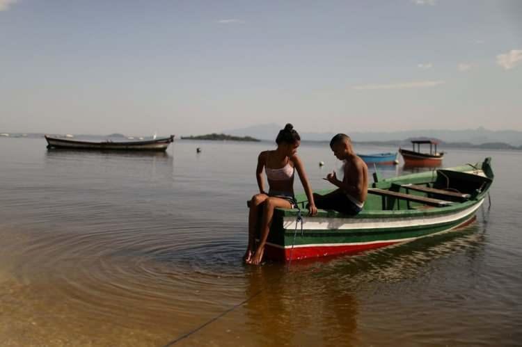 <p>Rio de Guanabara Körfezi'nde 18 yaş üstü tüm nüfusu aşılamayı amaçlayan "Paqueta vacinada" projesi kapsamında corona virüse karşı toplu aşılama sırasında gençler, Paqueta adasında bir teknede dinleniyor.</p>

<p> </p>
